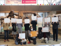 博物館ロビーで骨格展示の前に並んだ来場者が記念撮影している写真