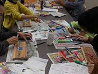 テーブルの上で子どもたちが工作キットを使って作業している手元の写真