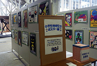 展示スペースで児童の絵画作品が壁面に展示されている写真