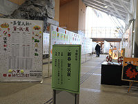 展示会場の通路で児童の作品と自由研究の展示が行われている写真