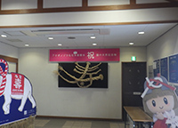 館内ロビーの壁面装飾とキャラクターパネルが並ぶ展示コーナーの写真