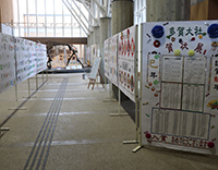 展示会場の通路に児童の作品パネルが並んで設置されている写真