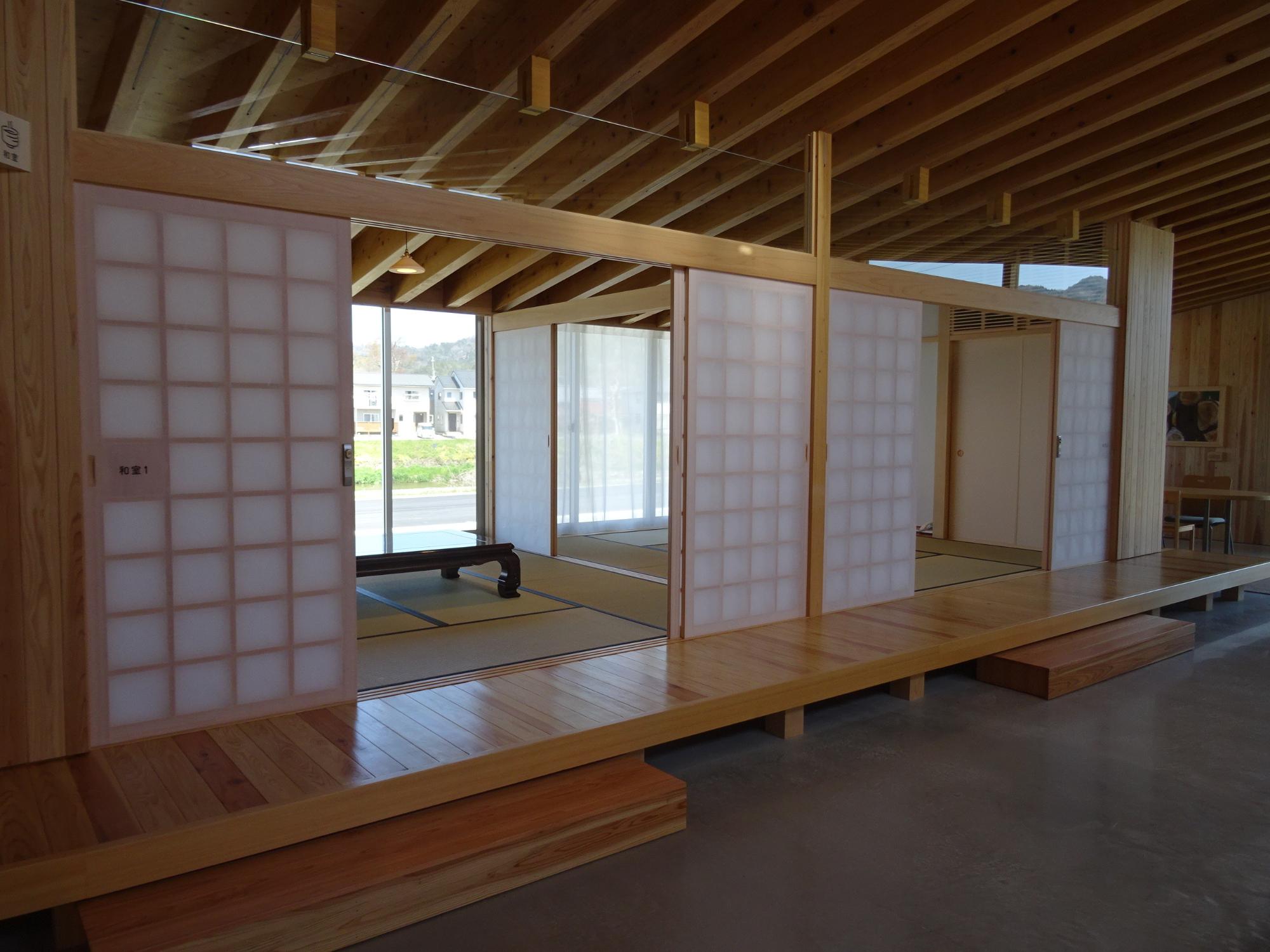 畳敷きの和室が連なって配置された空間を斜めから全体を写した写真