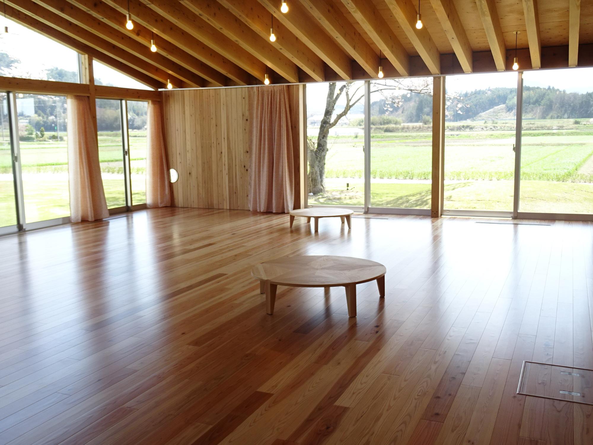 大きな窓から田園風景が見える広々とした木造ホールの児童室きららを写した写真