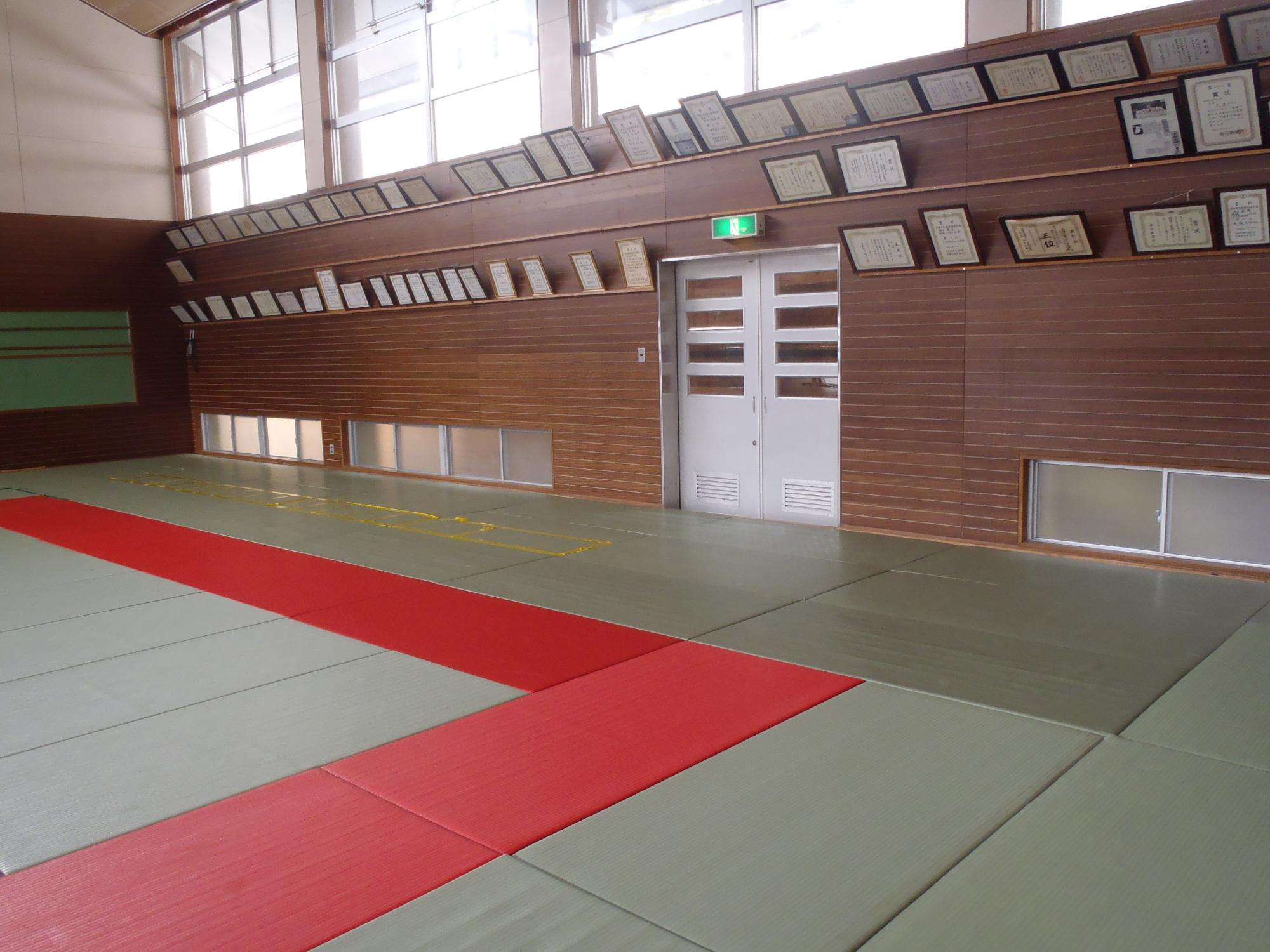 畳が敷かれた武道場の室内全体を写した写真