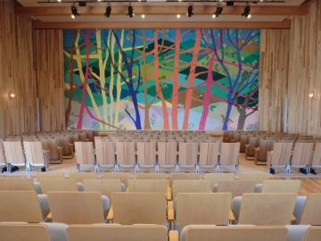 木の温もりが感じられるホールの客席を後方から全体を写した写真