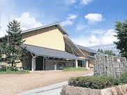 屋根付きの通路がある公共施設の建物外観の写真