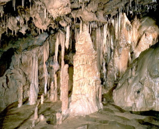 大小さまざまなサイズの鍾乳洞ができている洞窟内部の写真