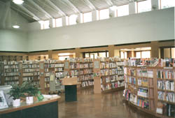 図書館内に本棚が並ぶ閲覧スペースの写真