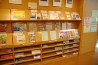 雑誌や掲示物が並ぶ図書館内の情報コーナー全体を写した写真