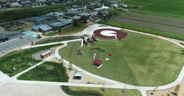 住宅や畑が広がっている中にある広い芝生の敷地の写真