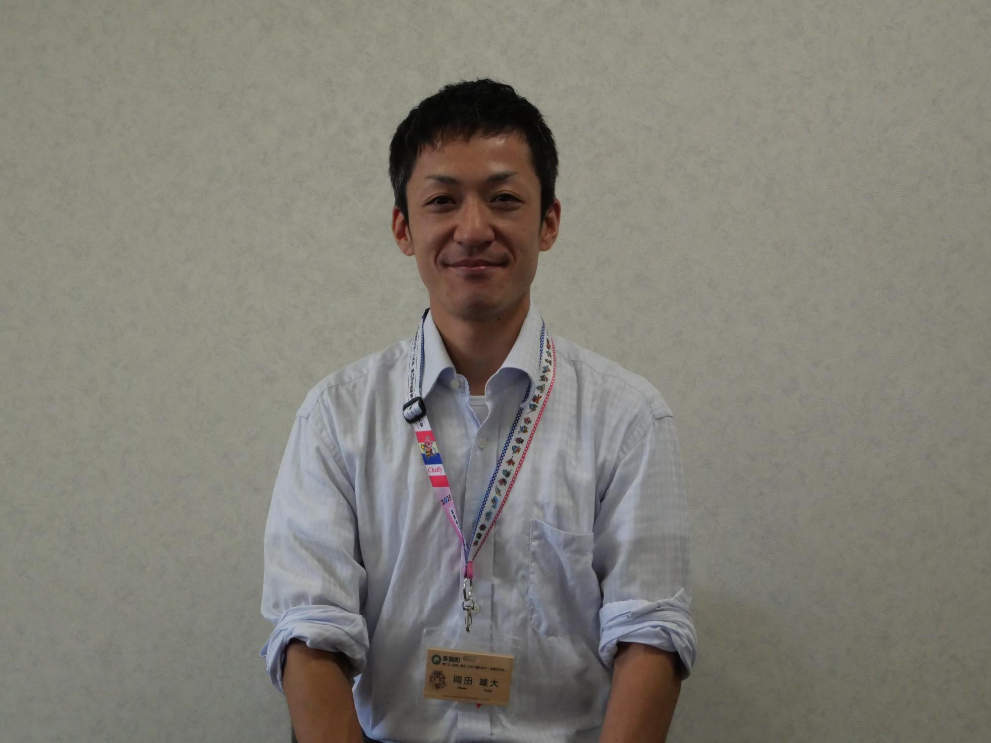 袖をまくったワイシャツ姿の男性の写真