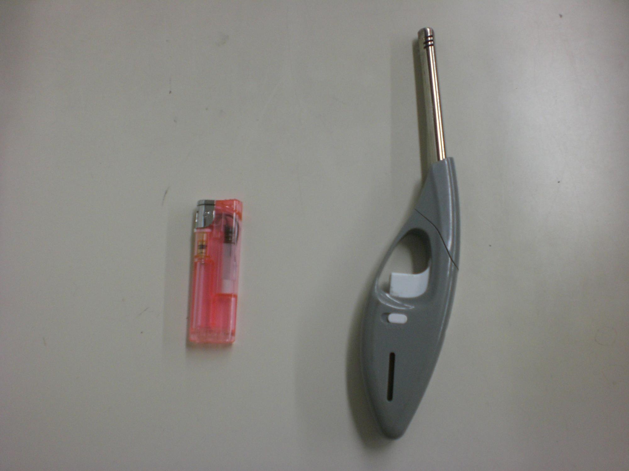 赤いライターと黒い着火用ライターの写真