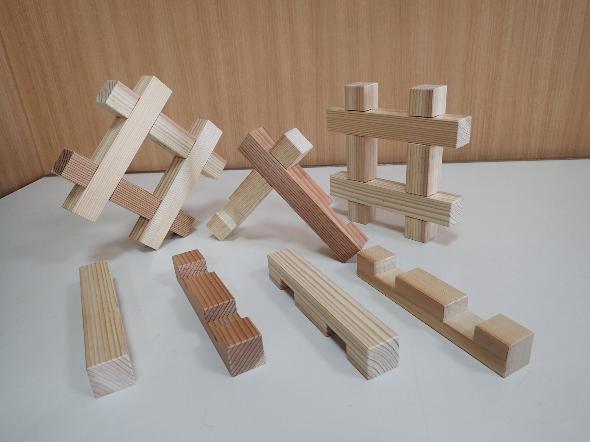 木でできた7つの直線的なパーツの積み木の写真